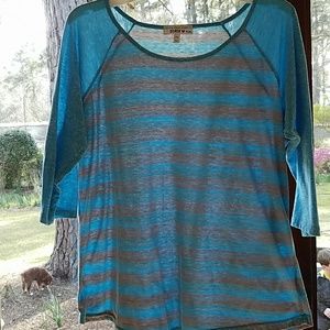 Quarter length sleeve 2x top